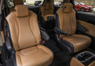 Подержанный автомобиль Kia Carnival 2021 года (21 фото)
