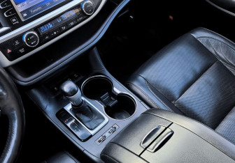 Подержанный автомобиль Toyota Highlander 2014 года (22 фото)