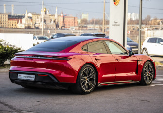 Подержанный автомобиль Porsche Taycan 2021 года (5 фото)