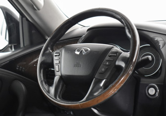 Подержанный автомобиль Infiniti QX56 2011 года (15 фото)