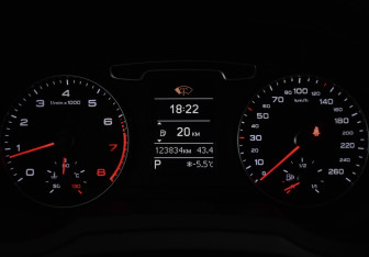 Подержанный автомобиль Audi Q3 2012 года (20 фото)