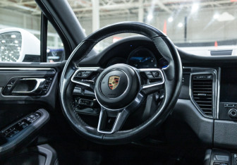 Подержанный автомобиль Porsche Macan 2018 года (29 фото)