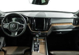 Подержанный автомобиль Volvo XC60 2020 года (13 фото)