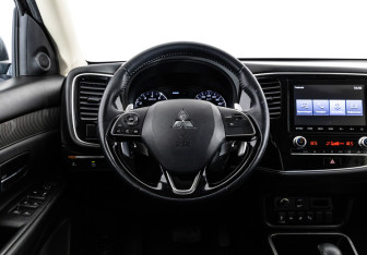 Подержанный автомобиль Mitsubishi Outlander 2021 года (12 фото)