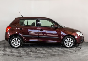 Подержанный автомобиль Skoda Fabia Hatchback 2009 года (4 фото)