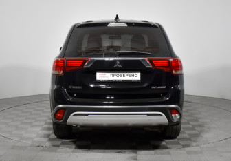 Подержанный автомобиль Mitsubishi Outlander 2019 года (6 фото)