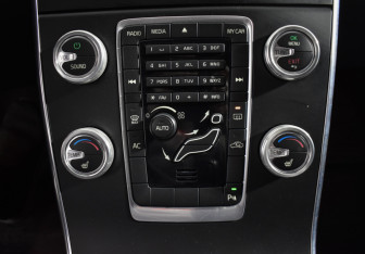 Подержанный автомобиль Volvo S60 2013 года (15 фото)