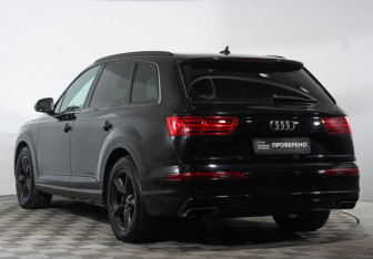 Подержанный автомобиль Audi Q7 2015 года (8 фото)