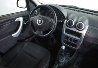 Подержанный автомобиль Renault Sandero 2012 года (8 фото)