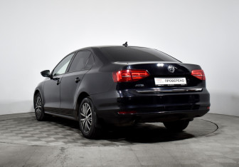 Подержанный автомобиль Volkswagen Jetta Sedan 2017 года (7 фото)