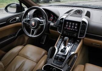 Подержанный автомобиль Porsche Cayenne 2017 года (10 фото)