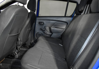 Подержанный автомобиль Renault Sandero 2018 года (11 фото)