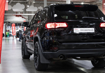 Подержанный автомобиль Jeep Grand Cherokee 2018 года (10 фото)