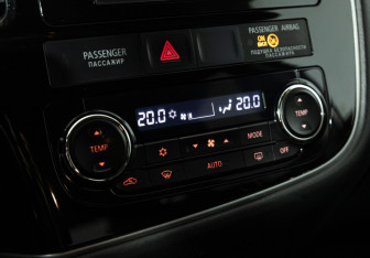 Подержанный автомобиль Mitsubishi Outlander 2015 года (17 фото)