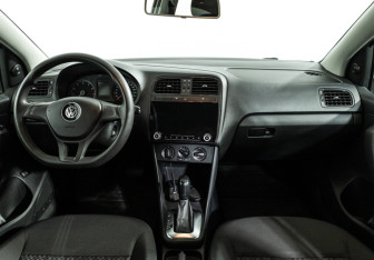 Подержанный автомобиль Volkswagen Polo Sedan 2017 года (13 фото)
