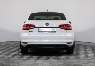 Подержанный автомобиль Volkswagen Jetta Sedan 2015 года (6 фото)