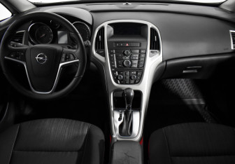 Подержанный автомобиль Opel Astra Hatchback 2011 года (13 фото)