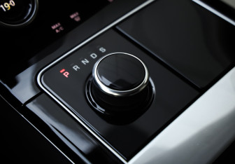 Подержанный автомобиль Land Rover Range Rover Velar 2020 года (25 фото)