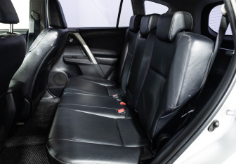 Подержанный автомобиль Toyota RAV4 2014 года (10 фото)