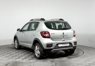 Подержанный автомобиль Renault Sandero 2018 года (7 фото)