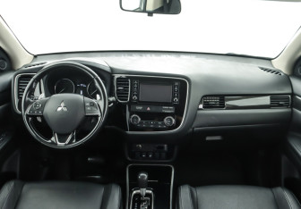 Подержанный автомобиль Mitsubishi Outlander 2017 года (14 фото)