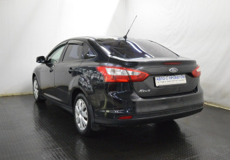 Подержанный автомобиль Ford Focus Sedan 2013 года (7 фото)