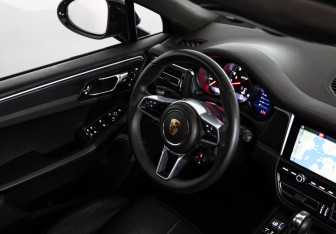 Подержанный автомобиль Porsche Macan 2021 года (30 фото)