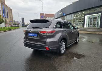 Подержанный автомобиль Toyota Highlander 2015 года (4 фото)