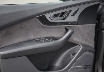 Подержанный автомобиль Audi Q7 2016 года (26 фото)