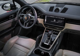 Подержанный автомобиль Porsche Cayenne 2019 года (10 фото)