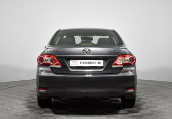 Подержанный автомобиль Toyota Corolla Sedan 2010 года (6 фото)