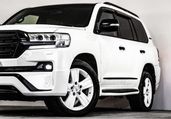 Подержанный автомобиль Toyota Land Cruiser Suv 2011 года (2 фото)
