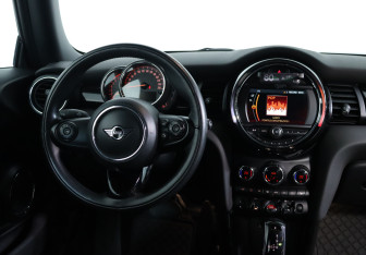 Подержанный автомобиль MINI Hatch 2019 года (13 фото)
