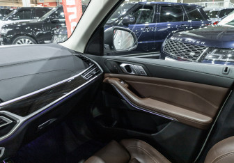 Подержанный автомобиль BMW X7 2020 года (31 фото)