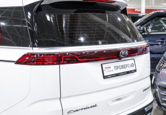 Подержанный автомобиль Kia Carnival 2021 года (9 фото)