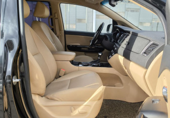 Подержанный автомобиль Kia Carnival 2019 года (15 фото)