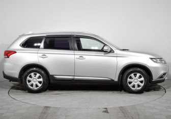 Подержанный автомобиль Mitsubishi Outlander 2017 года (4 фото)