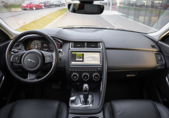 Подержанный автомобиль Jaguar E-Pace 2019 года (11 фото)