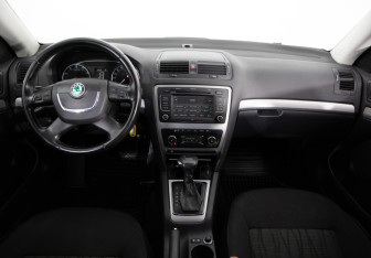 Подержанный автомобиль Skoda Octavia Liftback 2010 года (9 фото)