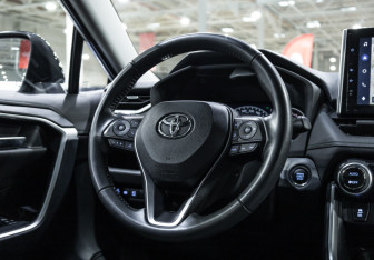 Подержанный автомобиль Toyota RAV4 2022 года (25 фото)