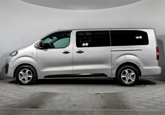 Подержанный автомобиль Peugeot Traveller 2021 года (8 фото)