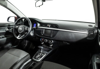 Подержанный автомобиль Kia Rio Sedan 2018 года (9 фото)