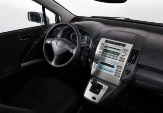 Подержанный автомобиль Toyota Corolla Verso 2007 года (9 фото)