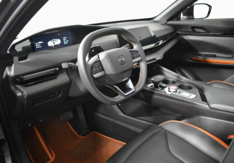 Подержанный автомобиль Changan UNI-V 2023 года (9 фото)