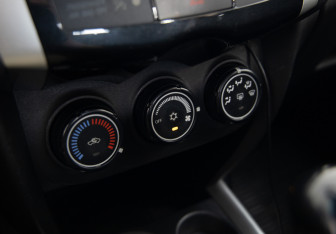 Подержанный автомобиль Mitsubishi ASX 2012 года (16 фото)