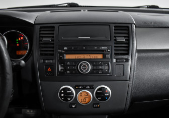 Подержанный автомобиль Nissan Tiida Hatchback 2010 года (16 фото)