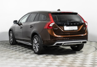 Подержанный автомобиль Volvo V60 Cross Country 2016 года (7 фото)