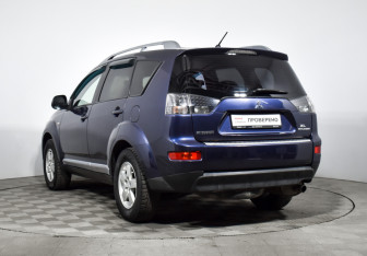 Подержанный автомобиль Mitsubishi Outlander 2008 года (7 фото)