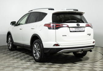 Подержанный автомобиль Toyota RAV4 2016 года (7 фото)