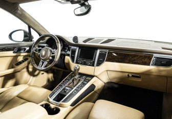 Подержанный автомобиль Porsche Macan 2015 года (9 фото)